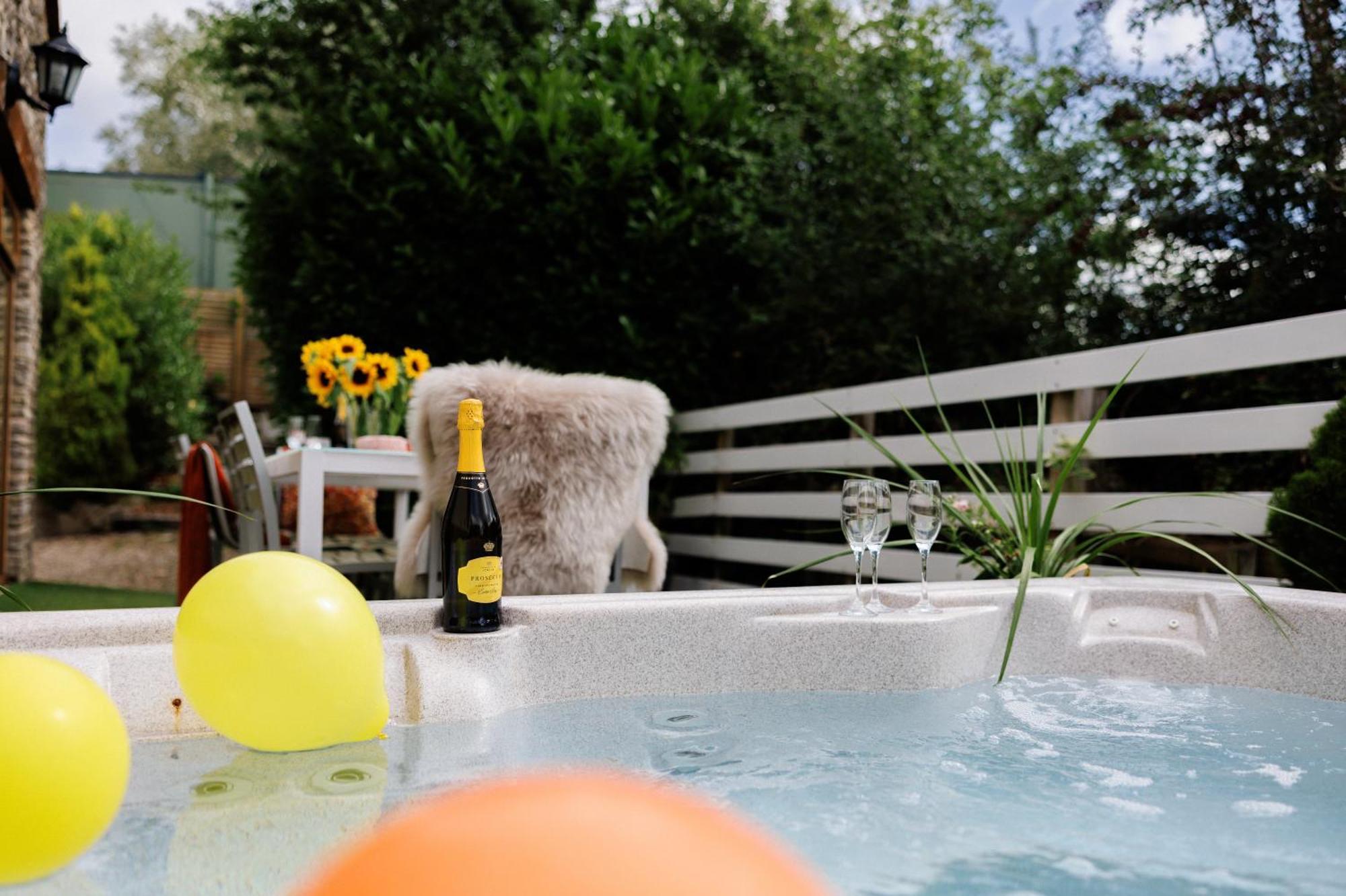 The West Barn Near Bath, Sleeps 24 And 2 Hot Tubs Villa Bristol Ngoại thất bức ảnh