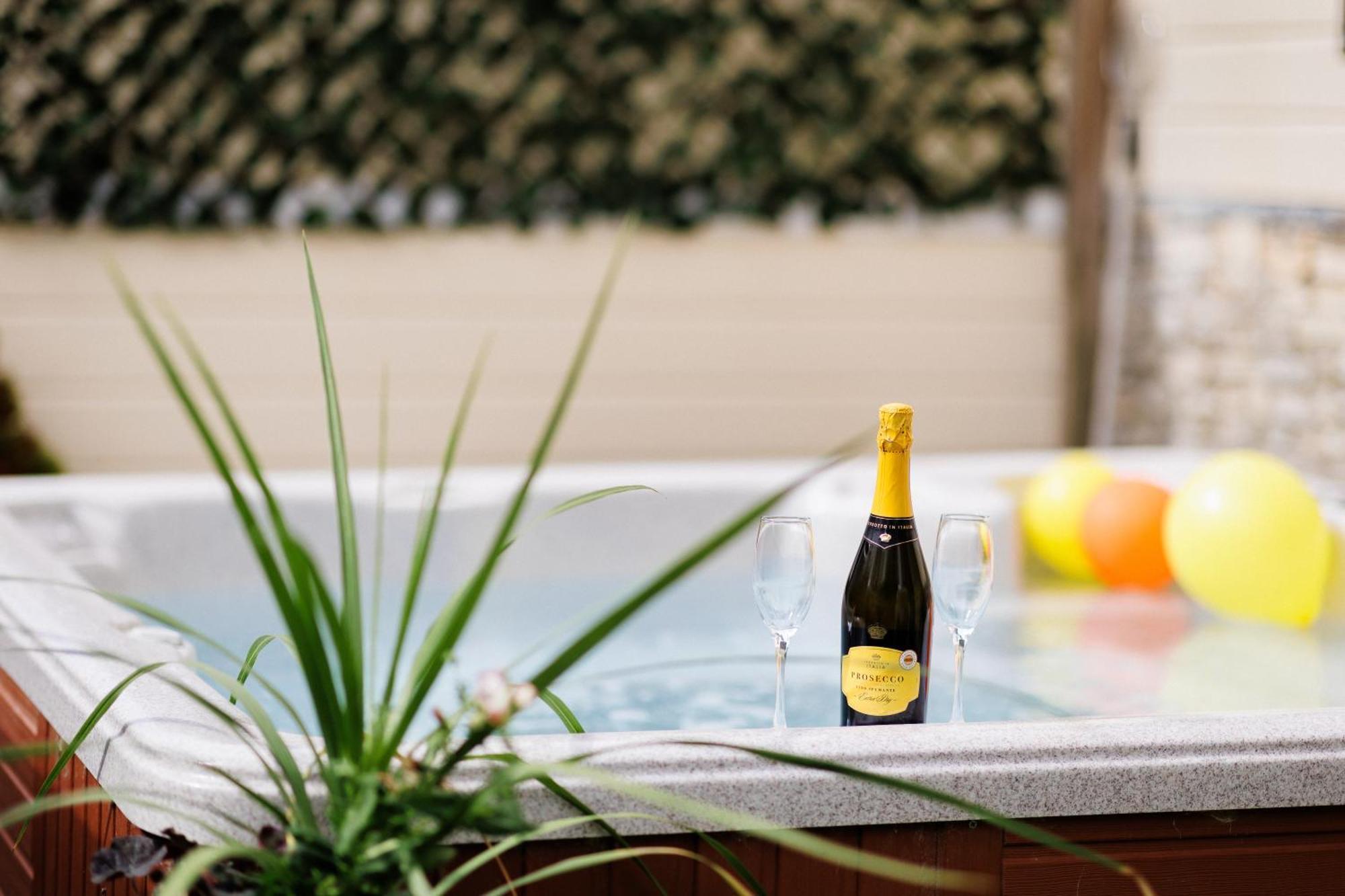 The West Barn Near Bath, Sleeps 24 And 2 Hot Tubs Villa Bristol Ngoại thất bức ảnh