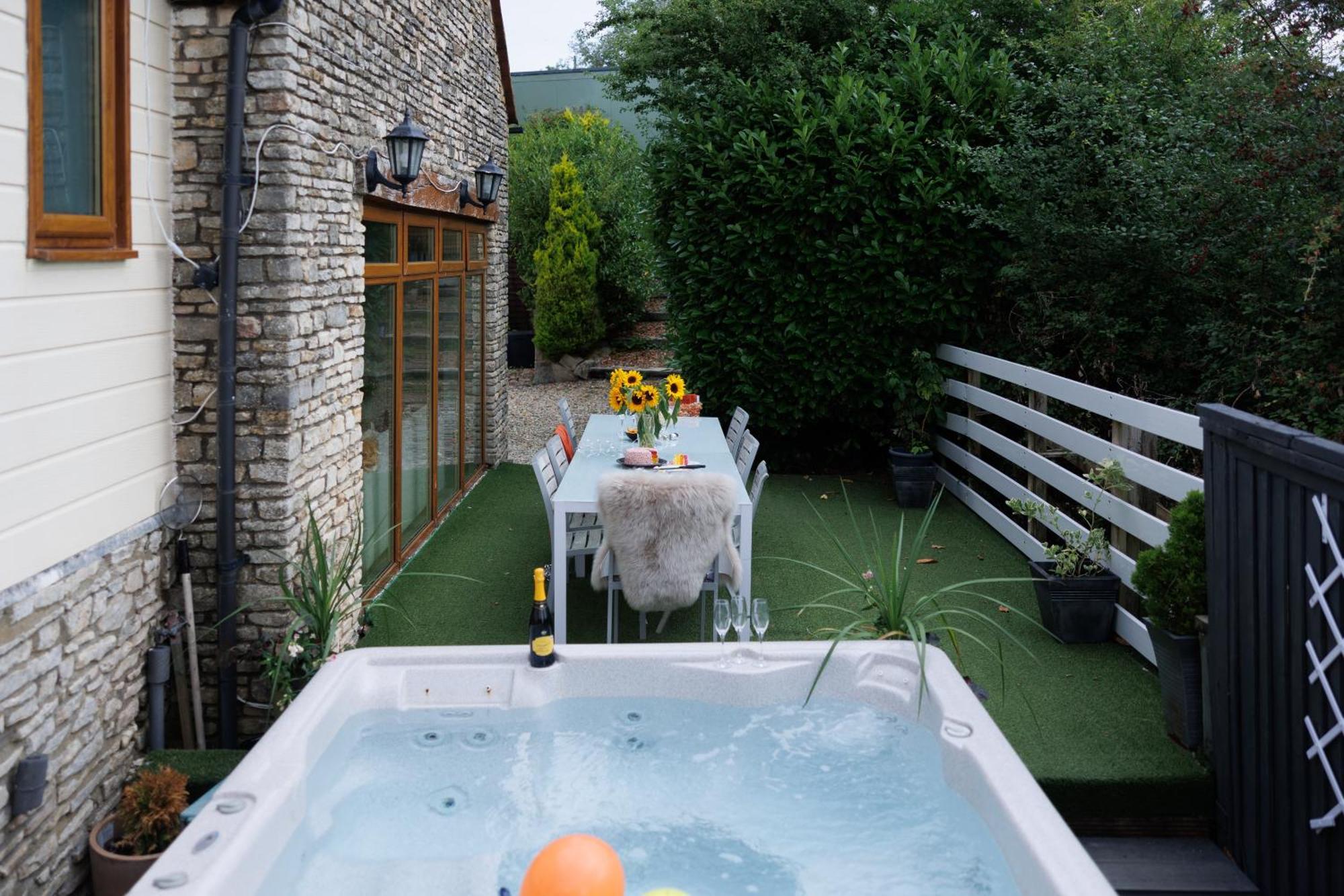 The West Barn Near Bath, Sleeps 24 And 2 Hot Tubs Villa Bristol Ngoại thất bức ảnh